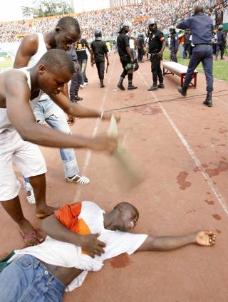 132 SKADD: Det skal fortsatt v�re kritisk for flere av de skadde etter kaoset i Abidjan i g�r.Foto: REUTERS/Luc Gnago
