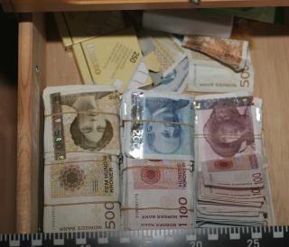 BESLAG: Enorme mengder narkotika og kontanter ble funnet i l�pet av �Operasjon Broken Lorry�. I alt har bakmennene m�tte t�le � bli d�mt til omtrent 40 millioner kroner i inndragning.