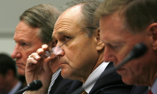 DE TRE TAPERNE: General Motors- sjef Richard Wagoner, Chrysler-sjef Robert Nardelli og Ford-sjef Alan Mulally under en h�ring i finanskomiteen. F�rstnevnte er n� blitt presset til � trekke seg. Foto: REUTERS/Kevin/SCANPIX