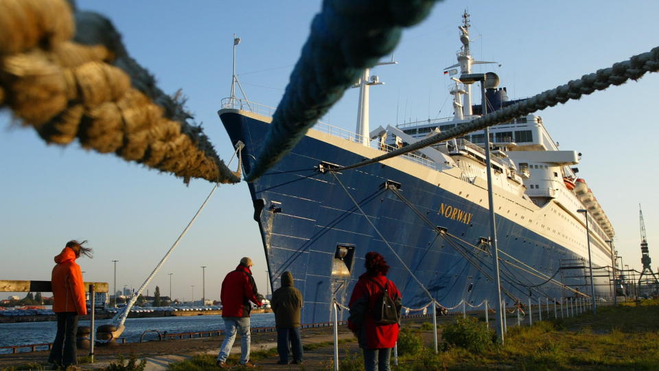  SIKTET FOR � HA DUMPET OLJEHOLDIG BUNNVANN: Tre nordmenn og tidligere maskinsjefer etterlyst. Bildet er fra 2004. I dag er skipet opphugget. Foto: Reuters/ SCANPIX.
