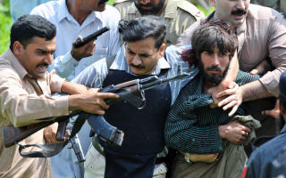 P�GREPET:  En mistenkt terrorist ble p�grepet timer etter angrepet. Foto: AFP PHOTO/Sameed QURESHI/SCANPIX