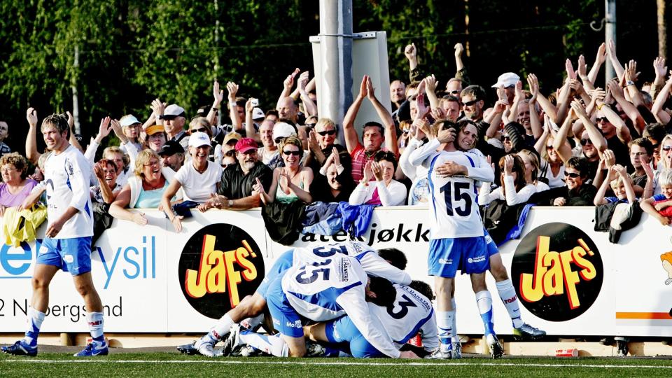 STORLAG FRA SM�STED: Nybergsund-spillerne feirer sammen med publikum etter � ha avgjort cupkampen mot V�lerenga i 2007. Nybergsund vant 3-1.Foto: Stian Lysberg Solum, Scanpix