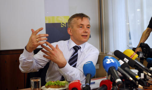 100 PROSENT FRISK: Justisminister Knut Storberget er tilbake p� jobb i dag etter � ha v�rt sykmeldt i fire uker. Foto: Scanpix