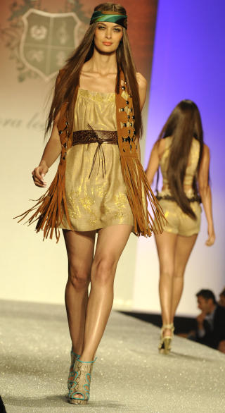 FRYNSER: Hippie og Pocahontas i skj�nn forening. Foto: AP Photo/ Louis Lanzano