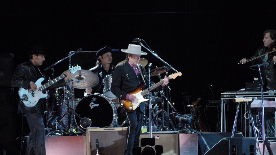 BOB P� NETT: Dylan har lagt ut sangen �Beyond here lies nothin� for gratis nedlastning p� hjemmesiden i dag. Bildet er fra en konsert i Uruguay i fjor. Foto: Scanpix