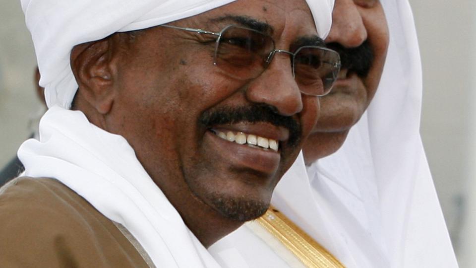 UTE P� REISE: Sudans president Omar al-Bashir ankom s�ndag flyplassen i Doha for � delta p� toppm�tet i Den arabiske liga. Foto: REUTERS/Osama Faisal/SCANPIX