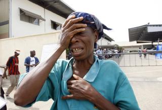 UNDE OFRE: Daoue Mariame s�rger over sin d�de s�nn, 17 �r gamle Toure Aboubacar, utenfor et likhus i Abidjan.Foto: REUTERS/Luc Gnago