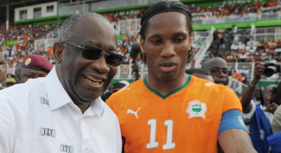 ENDTE I TRAGEDIE: Her m�ter Elfenbenskystens president Laurent Gbagbo Didier Drogba f�r kampen mot Malawi. Panikk p� tribunen f�rte til at 22 mennesker mistet livet.Foto: AFP / ISSOUF SANOGO
