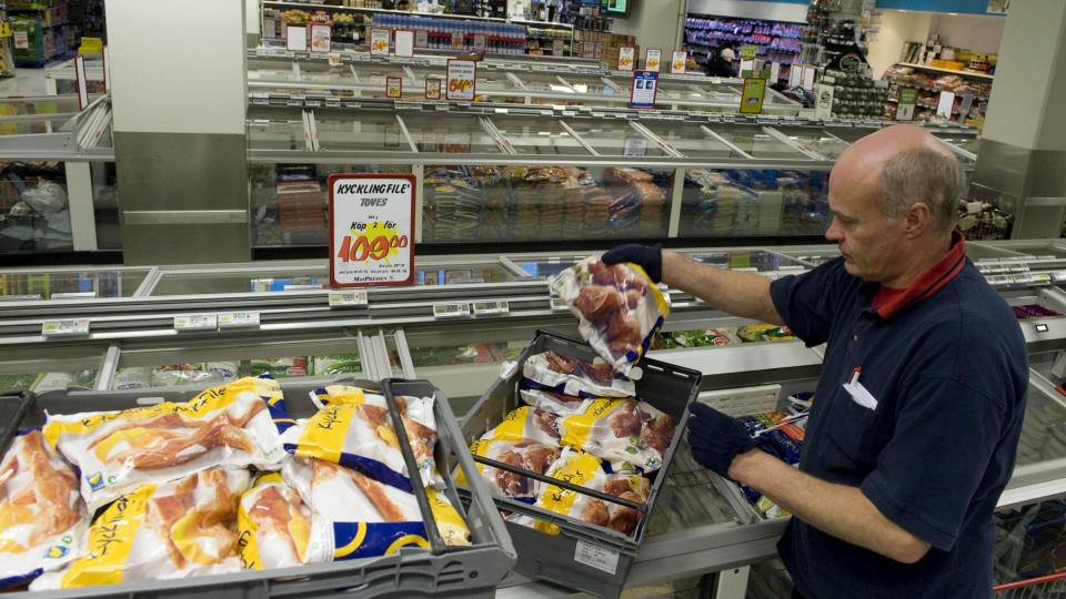 STOCKHOLM � FREDAG: Roland Hedin i matvarebutiken VI Matpressen fjernet fredag Kronf�gels varer fra frysedisken i butikken p� R�lambshovsv�gen i Stockholm. Den svenske kyllingprodusenten Kronf�gel trekker tilbake all fryst kylling etter at det er oppdaget fire nye tilfeller med glassbiter i kj�ttvarer fra produsenten.
Foto: Bertil Ericson / SCANPIX