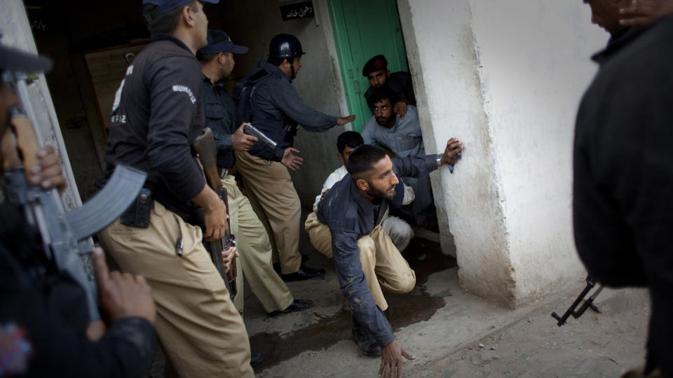KLARTE � R�MME: Politirekrutter beskyttet av pakistanske styrker klarer � flykte ut av politih�yskolen i Lahore. Angriperne klarte � holde gislene i �tte timer f�r politstyrkene tok i bruk pansrede kj�rtet�y og helikoptre og fikk kontrollen. Foro: Emilio Morenatti/Scanpix/AP