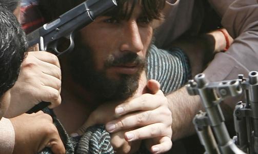 P�GREPET: Dette er en av de som ble p�grepet etter angrepet mot politiskolen i Lahore.  Foto: REUTERS/Mohsin Raza/SCANPIX