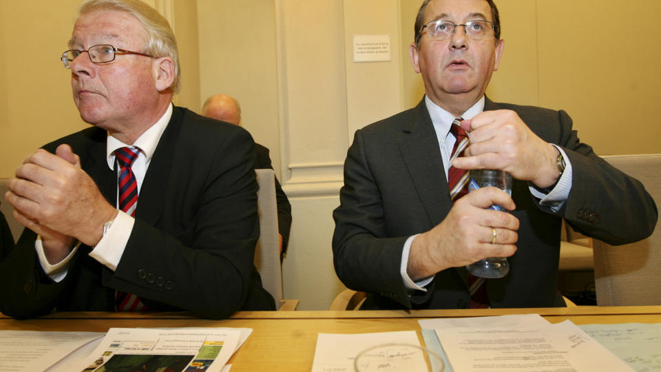 LEGGER SAKEN D�D: Carl I. Hagen (Frp), Per Kristian Foss (H) og resten av Stortingets kontroll- og konstitusjonskomit� sier seg forn�yd med det svaret justisminister Knut Storberget har sendt dem og avslutter n� behandlingen av hijab-saken. Foto: H�kon Mosvold Larsen / SCANPIX