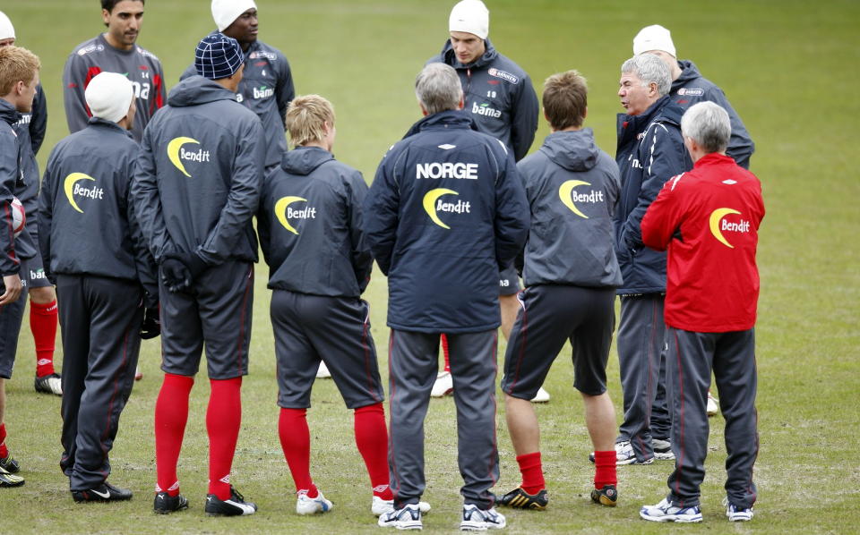 HOLDER KORTENE TETT TIL BRYSTET: Landslagssjef Egil Olsen (t.h.) lot seg ikke lokke til � avsl�re noe rundt morgendagens laguttak - bortsett fra formasjonen.Foto: H�kon Mosvold Larsen  / SCANPIX .
