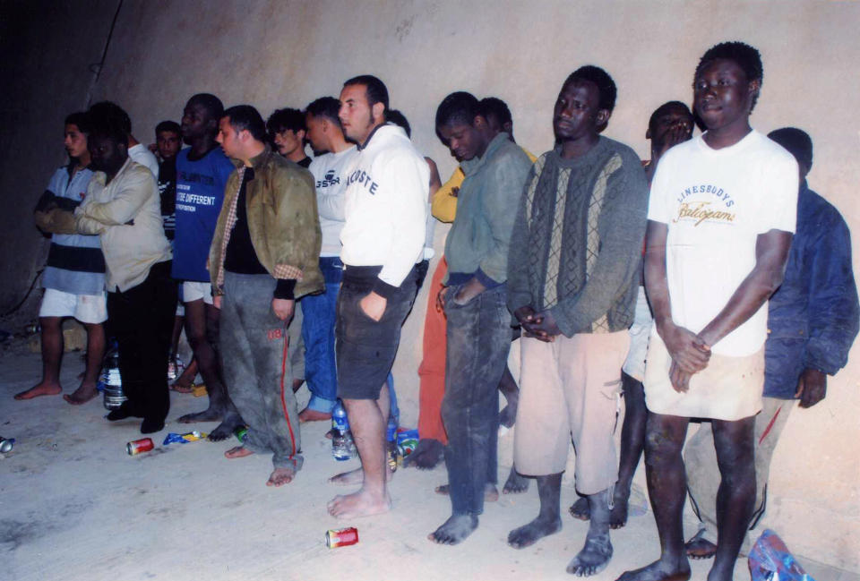 OVERLEVDE:  Noen av de 23 overlevende etter skipskatastrofen utenfor Tripoli, Libya. Minst 250 flyktninger druknet etter at to skip forliste. Foto: Scanpix/AP Photo