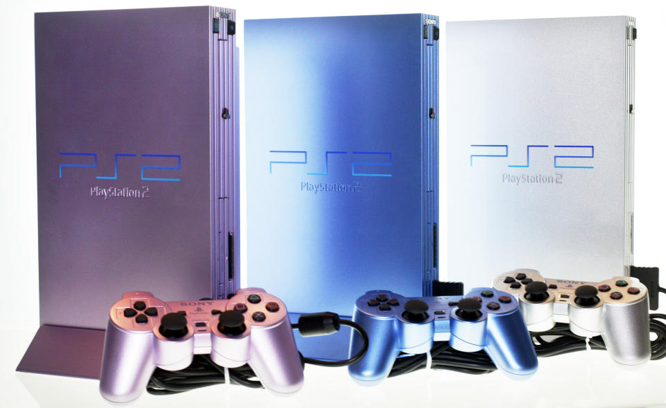 LEVER FORTSATT: Fra i morgen vil PlayStation 2 koste under tusenlappen. Foto: REUTERS/Toshiyuki Aizawa