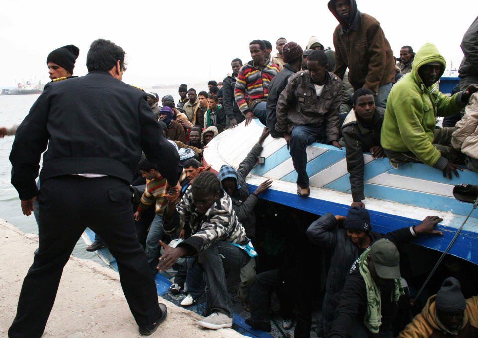 REDDET: Tripoli-politiet hjelper flyktninger som ble reddet fra skipsforliset i Middelhavet. Minst 250 personer er trolig d�de etter at de ble pakket sammen i sm�b�ter som forliste i sterk vind p� s�ndag. Foto: SCANPIX