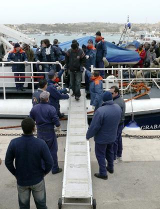 FAST GRUNN: Flyktninger ankommer den italienske �ya Lampedusa. Foto: AP/SCANPIX