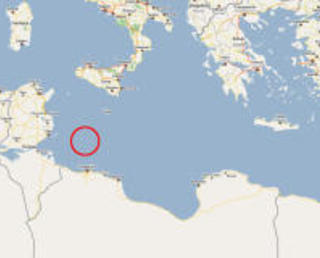 FORLISTE: I sterk vind forliste de to skipene, som var p� vei til Italia, utenfor Libyas kyst. Kart: GOOGLE MAPS