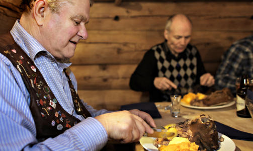 DELIKATESSE: Ivar L�ne viser hvordan smalahovet skal fort�res. Alt kan spises, men �yelinsa og �yrebrusken kan med fordel droppes.