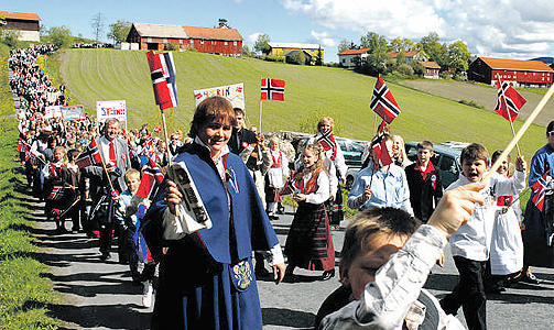 IKKE S� FREDELIG P� HADELAND: Her g�r barna i 17.mai tog i 2007. I forkant av �rets feiring er det en stor debatt om togruta. Foto: H�vard Kr�gsrud/Hadeland.net