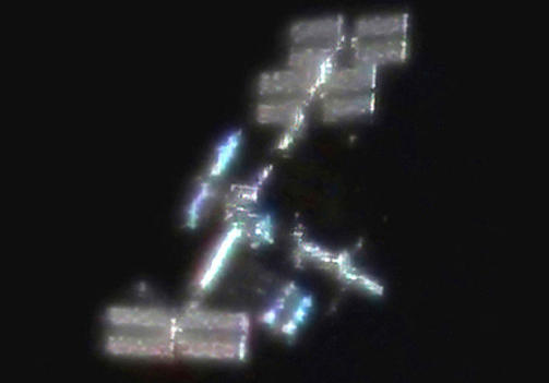 SYNLIG:  Med alle solcellepanelene sl�tt ut er ISS et av de mest lyssterke objektene p� nattehimmelen. Her er et bilde tatt gjennom et enkelt teleskop p� jorda. 
Foto: RALF VANDEBERGH/NASA