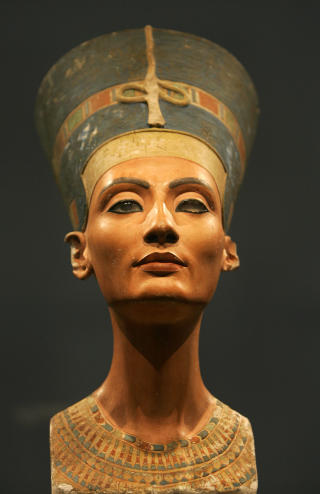 SKJ�NNHETSDRONNINGEN: Bysten av Nefertiti har en gang i tiden f�tt en ansiktsl�ftning. Foto: SCANPIX