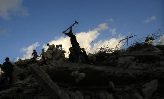 NESTEN INGEN GJENOPPBYGGING: Palestinske gutter leker i en av de mange tusen husruinene i Gaza. P� grunn av den israelske blokaden, er gjenoppbyggingen av Gaza knapt p�begynt. Mange tusen palestinere i Gaza lever i telt, etter at husene deres ble �delagt i det 22 dager lange massive israelske angrepet av Gaza. Foto: Mahmud Hams/Afp/Scanpix