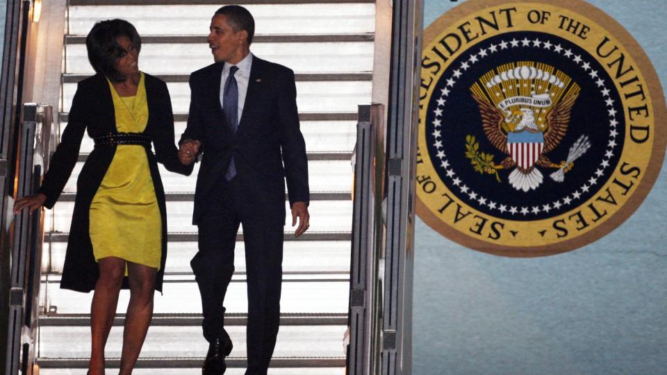 LANDET P� STANSTED: Like f�r klokken 20 lokal tid landet Barack Obama p� Stansted flyplass utenfor London. Foto: REUTERS/SCANPIX