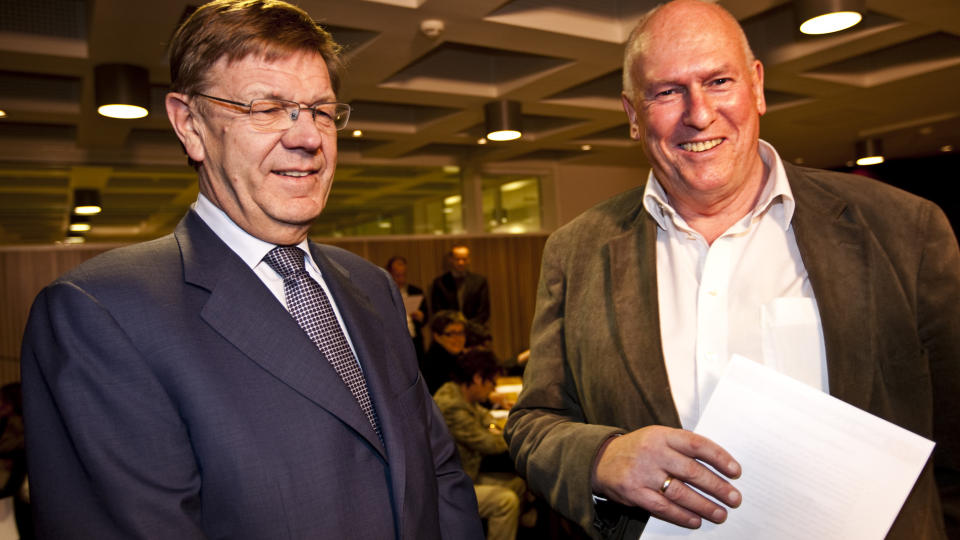 BLE ENIGE: LO-leder Roar Fl�then ( til h�yre) og NHO-sjef Finn Bergesen jr etter at partene i �rets l�nnsoppgj�r ble enige i Oslo tirsdag kveld. �n krone mer i timen til alle og 1 krone mer til lavtl�nte ble resultatet av l�nnsforhandlingene. Foto: Cornelius Poppe/SCANPIX