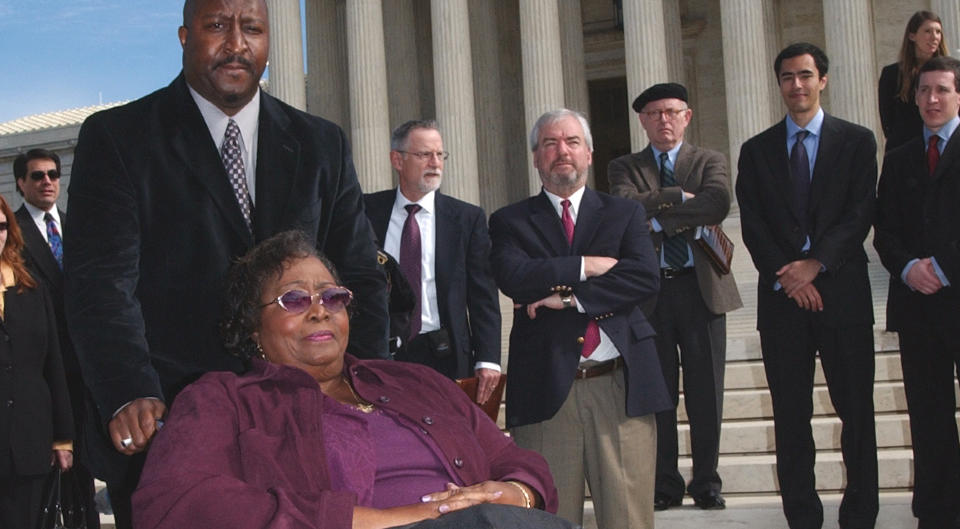 KNUSER TOBAKKSGIGANTEN: En domstol i USA har i dag bestemt at tobakksprodusenten Philips Morris m� betale ut over en milliard kroner, ti �r etter at Mayola Williams knuste selskapet i retten. Foto: Dennis Cook/AP