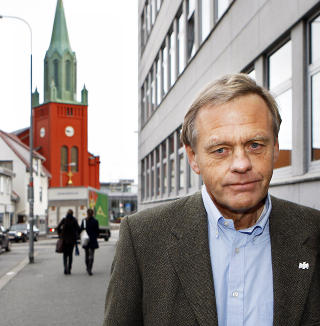 FIKK �DELAGT KARRIEREN OG �KONOMIEN: Stavanger-biskop Ernst Baasland, Bjarte Baaslands far, kausjonerte for store summer som ble gitt i l�n til s�nnen. Pengene ble spilt bort p� nettet - og biskopen og kona Bodhild Baasland er n� personlig konkurs, i tillegg til at han trekker seg fra embetet til sommeren - en direkte konsekvens av konkursen. Foto: ERLING H�GELAND
