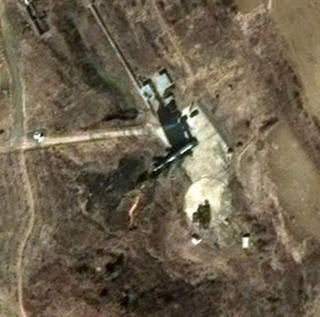 RAKETTBASEN: Dette satelittbildet fra DigitalGlobe viser rakettbasen nord�st i Nord-Korea. Foto: AP Photo/DigitalGlobe/SCANPIX