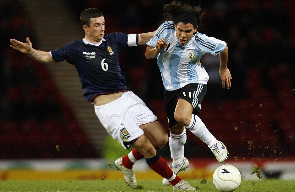 I TR�BBEL: Det er ikke bare Carlos Tevez (t.h.) som skaper tr�bbel for Barry Ferguson. Den skotske landslagskapteinen er n� vraket foran ettermiddagens  viktige kvalikkamp mot Island.Foto: SCANPIX/AP Photo/Paul Thomas