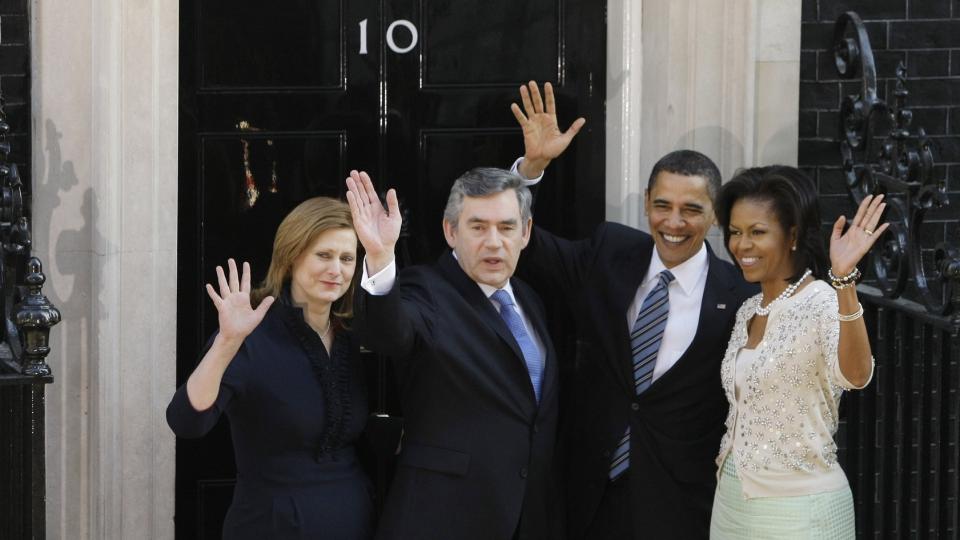 I DOWNING STREET: Barack Obama og hans kone Michelle p� bes�k hos statsminister Gordon Brown og kona Sarah. Foto: AP Photo/Matt Dunham/SCANPIX