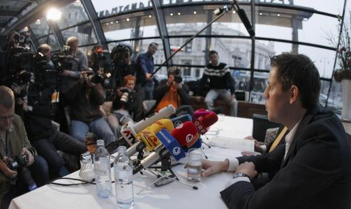 LA KORTENE P� BORDET: Bernhard Kohl innr�mmet p� en pressekonferanse i Wien i g�r at Cera-avsl�ringen langt fra var eneste gang han har benyttet seg av bloddoping.Foto: SCANPIX/REUTERS/Heinz-Peter Bader