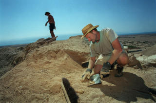 STORE UTGRAVNINGER: Etter funnet av D�dehavsrullene har Qumran blitt n�ye utgravd. Her jobber den amerikanske arkeologen Dennis Walker p� et eldgammelt gravsted i Qumran. Foto: AP/Lefteris Pitarakis