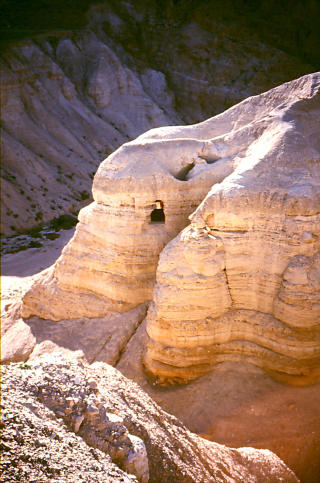 FUNNET I 1947: D�dehavsrullene ble funnet i 11 huler som ligger fra 125 meter til 1000 meter fra landsbyen Qumran. Ingen av dem ble funnet i selve landsbyen. Beduingjetere p� skattejakt fant de f�rste rullene i 1947. Foto: WIKIMEDIA
