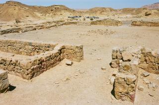 QUMRAN: Her skal folket som hadde D�dehavsrullene i sitt bibliotek ha bodd. Arkeologiske utgravninger har har avdekket ruiner i landsbyen som er fra tida rundt Jesu f�dsel. Sp�rsm�let er om det var de fastboende som laget D�dehavsrullene eller om de ble flyttet hit fra Jerusalem. Foto: WIKIMEDIA