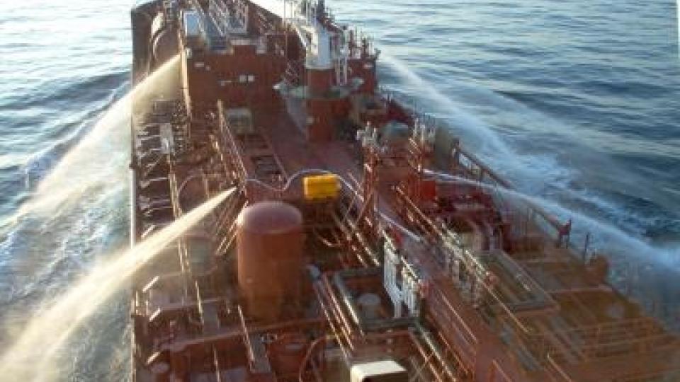 AVVERGET KAPRING: Den greske marinen kunne melde om et kapringsfors�k p� det norske skipet �Sigloo Tor�. Mannskapet avvegret kapringen ved � spyle ned piratene.  (FOTO: Eitzen Maritime Service)