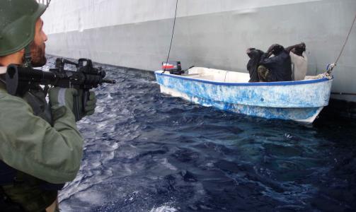 L�SLATT: Den greske marinen mistenkte denne b�ten for kapringsfors�ket p� det norske frakteskipet. Marinen fant ingen v�pen og m�tte senere l�slate de mistenkte somalierne. (FOTO: AP/GREEK NAVY)