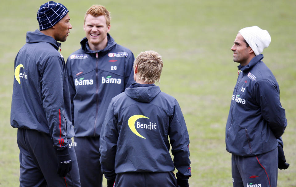 SKAL KLARE � VINNE ALLIKEVEL: John Carew (t.v.) mener at det ikke er tvil om at det er vanskeligere � overraske, men mener at Norge skal v�re stand til � vinne p� hjemmebane allikevel. Det er en oppfatning John Arne Riise st�tter helhjertet oppunder.Foto: H�kon Mosvold Larsen  / SCANPIX .