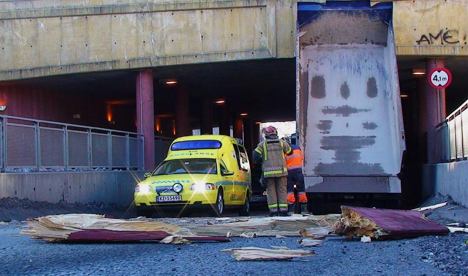 GLEMTE � TA NED TIPPEN:  Med lasteplanet oppe ble undergangen under jernbanebrua p� Gullskogen i Drammen for lav. I forgrunnen sees restene av en gangbru som ble smadret.  Leserfoto: Sondre Adler Guriby
