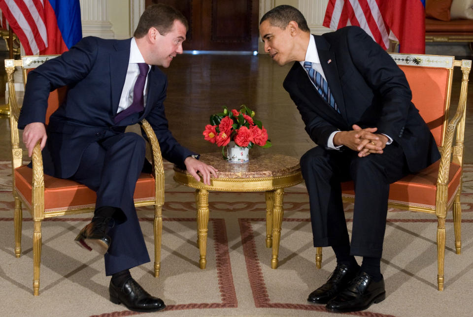 RUSTER NED: Presidentene Obama og Medvedev er enige om atomnedrustning.  AFP PHOTO / Saul LOEB