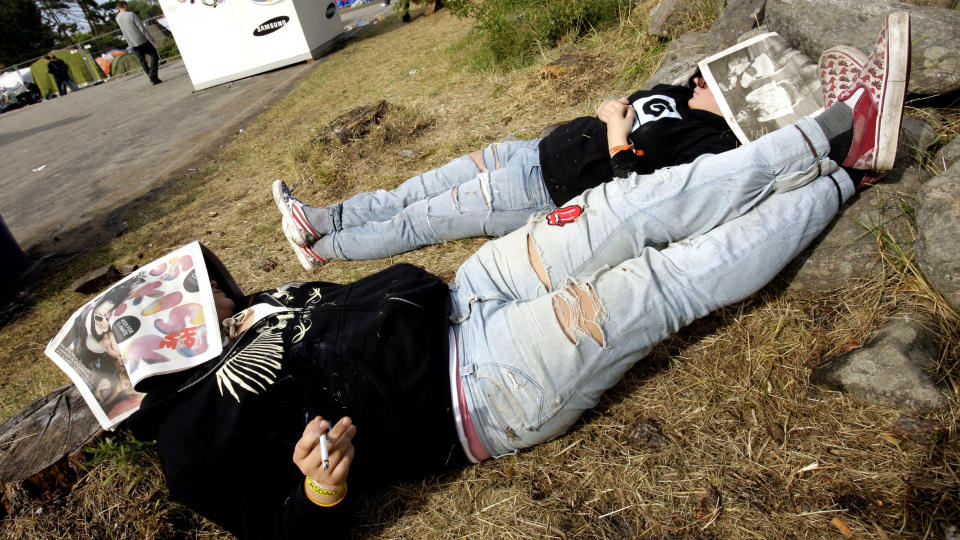 P� LISTA: Hovefestivalen er som eneste norske festival plukket ut p� The Times' liste over Europas tjue beste festivaler. Her tar to av fjor�rets deltakere en velfortjent rast etter konsertdyst. Foto: Tor Erik Schr�der / SCANPIX