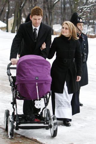 MILLA: 
Elin Tvedt med f�lge p� vei til  Emma Tallulah Behns d�p i Slottskapellet. I vogna ligger lille Milla, som n� er elleve m�neder gammel. Elin avsl�rer at Milla ligner mest p� sin far, men at hun har sin mors �yne.

Foto: H�kon Mosvold Larsen  / SCANPIX
