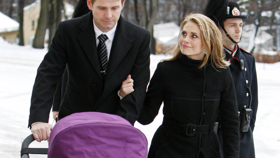 VAR LIVREDD SMERTENE: Elin Tvedt og Torgeir Steinst� ble foreldre i mars i fjor. Her er de avbildet i forbindelse med d�pen til prinsesse Emma Tallulah Behn i Slottskapellet i vinter. Foto: SCANPIX
Elin Tvedt med f�lge p� vei til  Emma Tallulah Behns d�p i Slottskapellet i tirsdag.
Foto: H�kon Mosvold Larsen  / SCANPIX