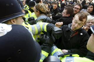 TUSENVIS AV DEMONSTRANTER: Politiet kjemper for � holde demonstrantene p� avstand.
