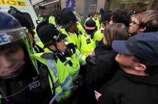 DEMONSTRASJON: Politiet har barrikader utenfor Bank of England.  EPA/ANDY RAIN