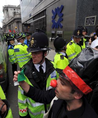 G20: London var forberedt p� voldelige demonstranter og gikk i forkant ut og advarte mot mindre grupper aktivister som varslet voldelige aksjoner.   EPA/ANDY RAIN