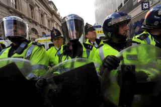 STORT OPPBUD: Det skal v�re tusenvis av politi i Londons gater for � forhindre oppt�yer.  EPA/ANDY RAIN